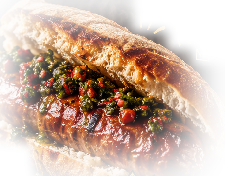 Choripán jugoso con chimichurri, en primer plano